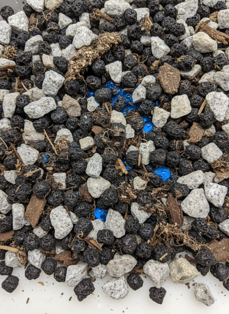 Nahaufnahme des Schwammstadt-Substrats aus Grobschlag und Pflanzenkohle