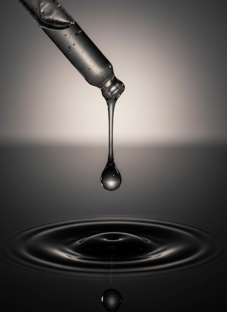 Transparente Textur eines hochkonzentrierten Peptid-Serums aus einer Glaspipette